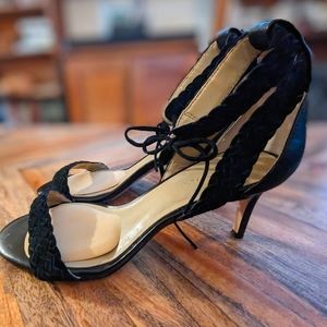 Ann Taylor Black leather and suede Bow Kitten Heel Sandals Size 6 Gently Worn